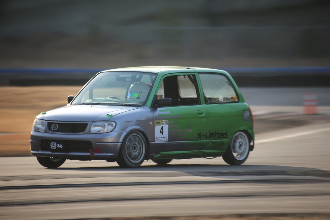 優勝した4号車のダイハツ ミラ