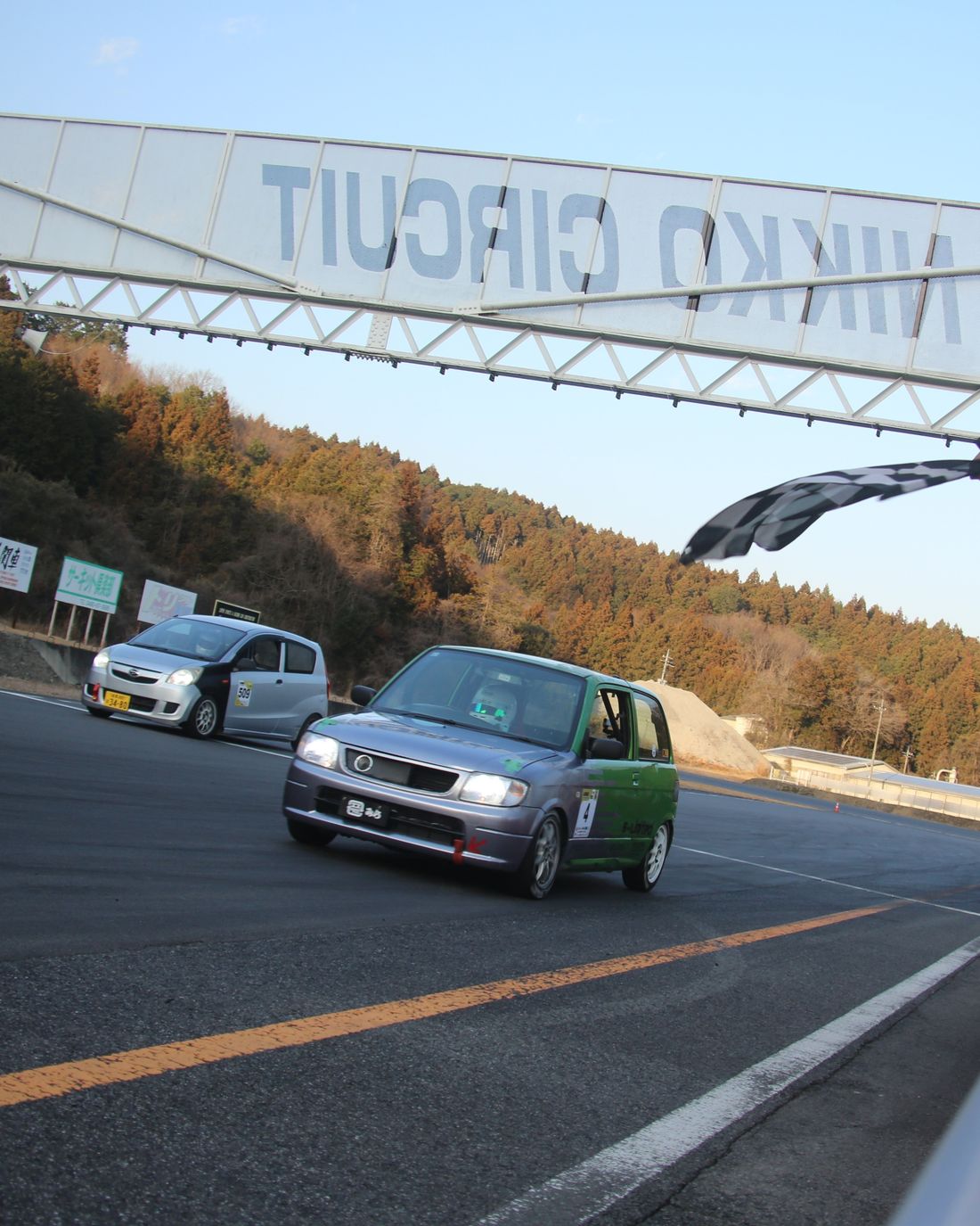 チェッカーフラッグを受ける車両