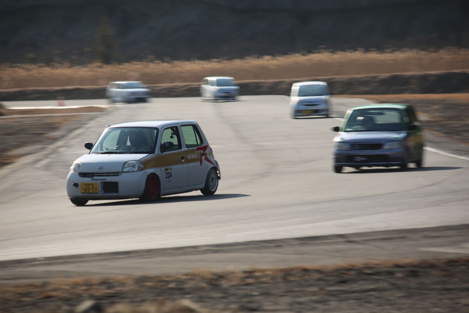 コーナーで競り合う軽自動車